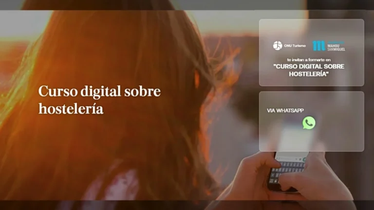 Promotional hero banner for a hospitality course with a sunset background and the title 'Curso digital sobre hostelería' plus two translucent action cards on the right (course invite and WhatsApp option).