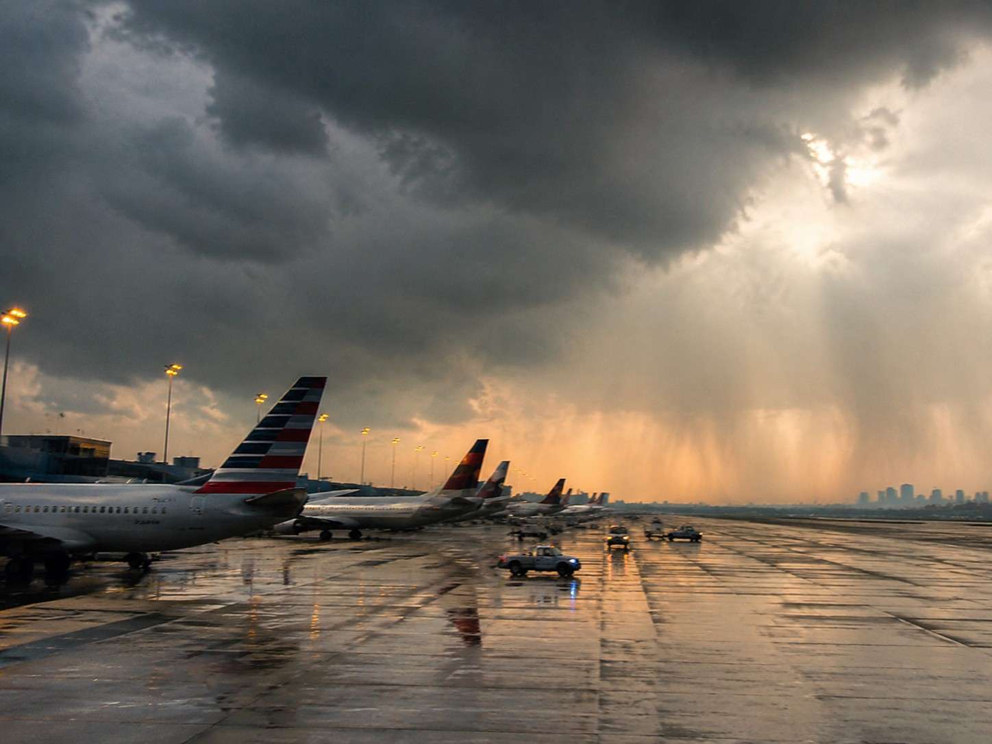 Travel Chaos: American Airlines and Major Carriers Face Delays After Thunderstorms Hit Nashville and Chicago