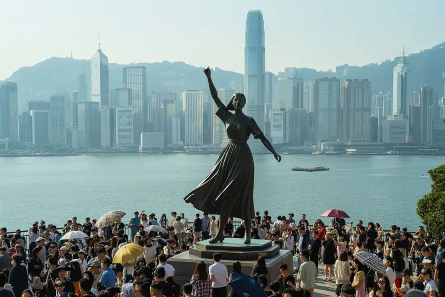 Mainland China Tourists Embrace Hong Kong’s Unique Blend of Shopping and Culture During May Day Holiday