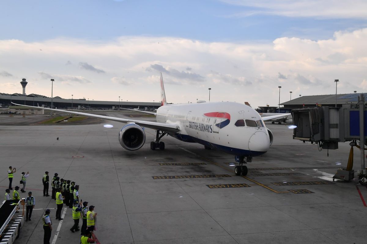 Heathrow Baggage System Collapse Disrupts Travel; British Airways Seeks £10 Million in Compensation