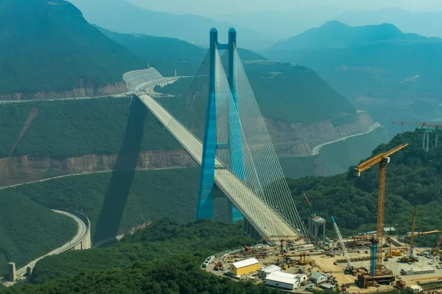 China’s Huajiang Canyon Bridge: A New Era in Travel and Engineering