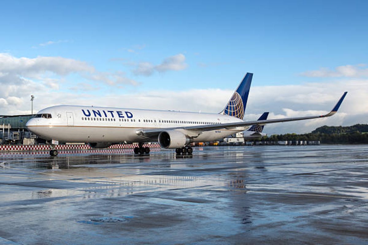 United Airlines Flight UA2413 Makes Safe Emergency Landing in San Antonio