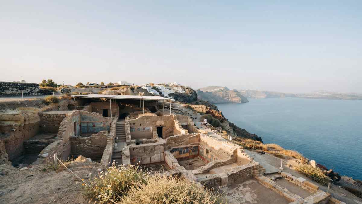 Discovering Akrotiri: The Aegean’s ‘Minoan Pompeii’ and Its Connection to Atlantis