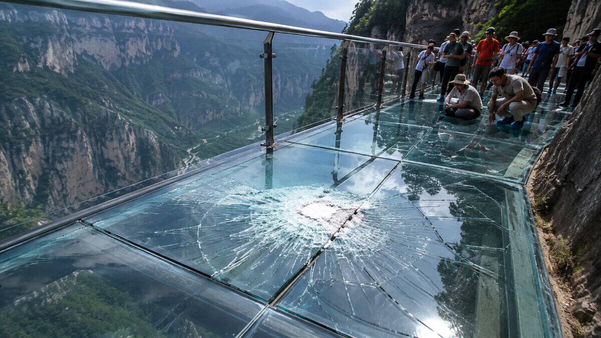 Growing Safety Concerns for Scenic Tourism in China: The Case of Baoquan Glass Viewing Platform