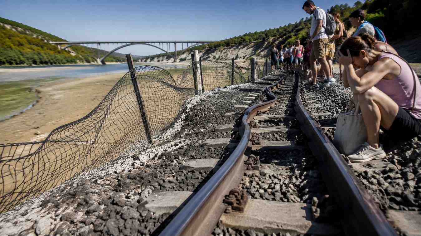 Travel Disruptions Across Europe Amidst Heatwave: A Guide for Travelers