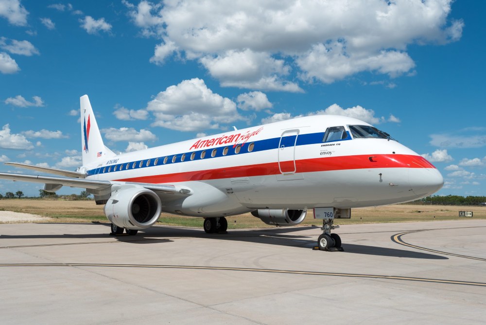 Envoy Air’s ENY3783 Diverts to Southwest Florida International Airport Amidst Severe Weather: A Closer Look at the Mid-Air Change