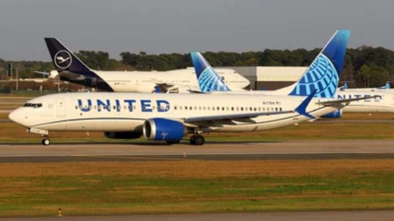 United Airlines jet taxiing on the runway at the airport, side view with blue tail.（informative image）