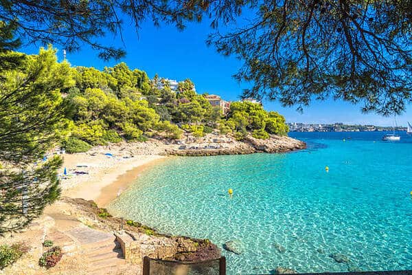 Mallorca Faces Severe Heatwave and Increasing Tourist Safety Concerns Amidst Summer Travel Challenges