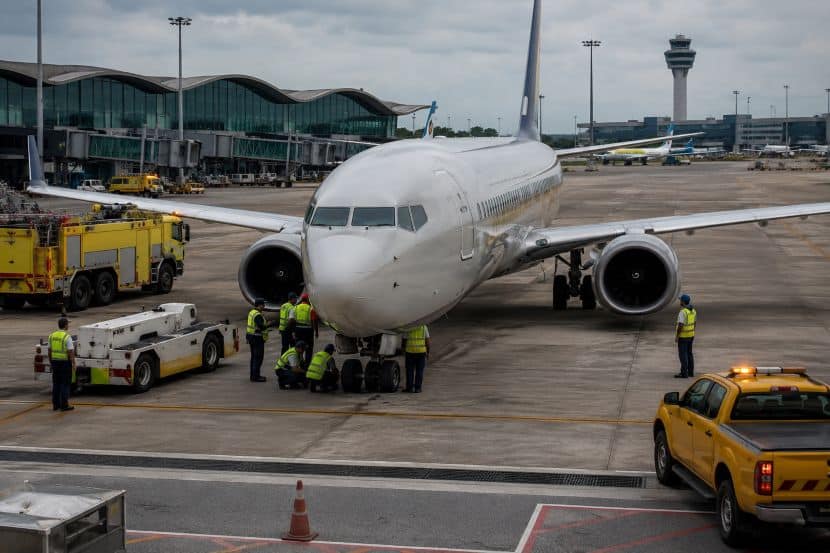 Singapore and Malaysia Face Fresh Aviation Disruption as Singapore Airlines’ Boeing 737 MAX 8 Suffers Double Tyre Burst at Kuala Lumpur International Airport, Triggering Hours-Long Runway Closure and Travel Delays—Here’s What to Know