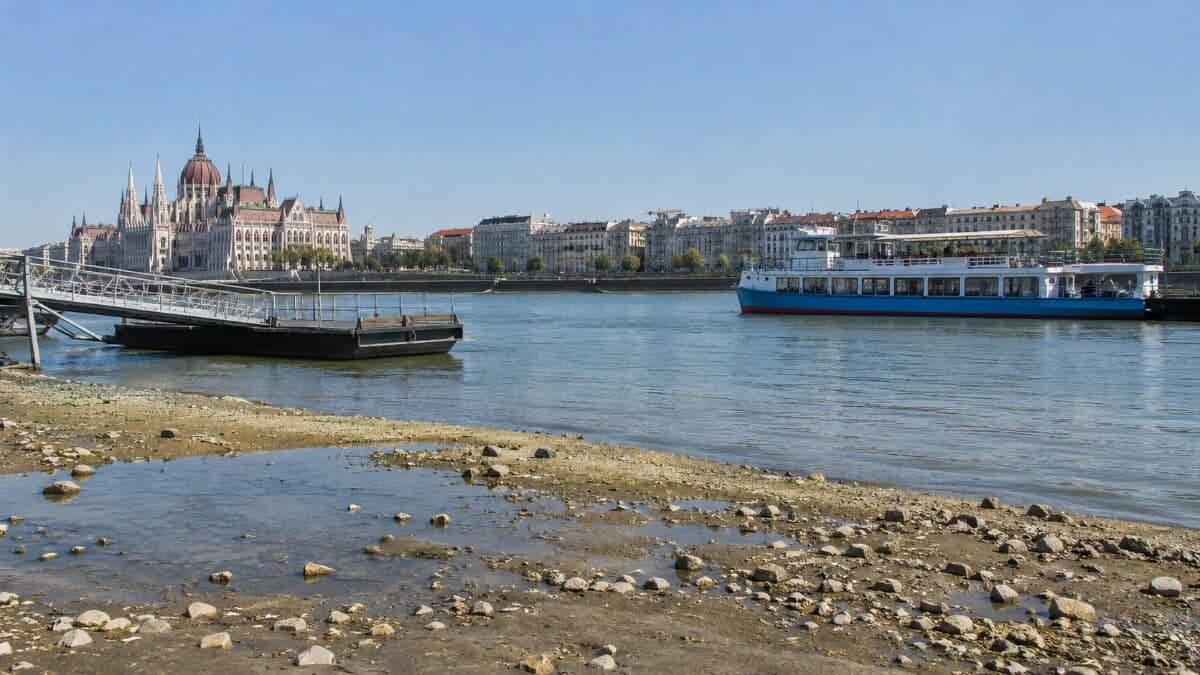 Navigating Low Water Levels: Hungary’s Danube Bend Disrupts Tourist Excursions and Highlights a Need for Adaptation