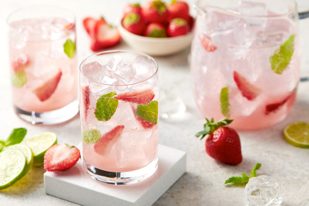 Indulge in Emirates’ Seasonal Strawberry Menu on Dubai-UK Flights: A Taste of Summer in Every Cabin