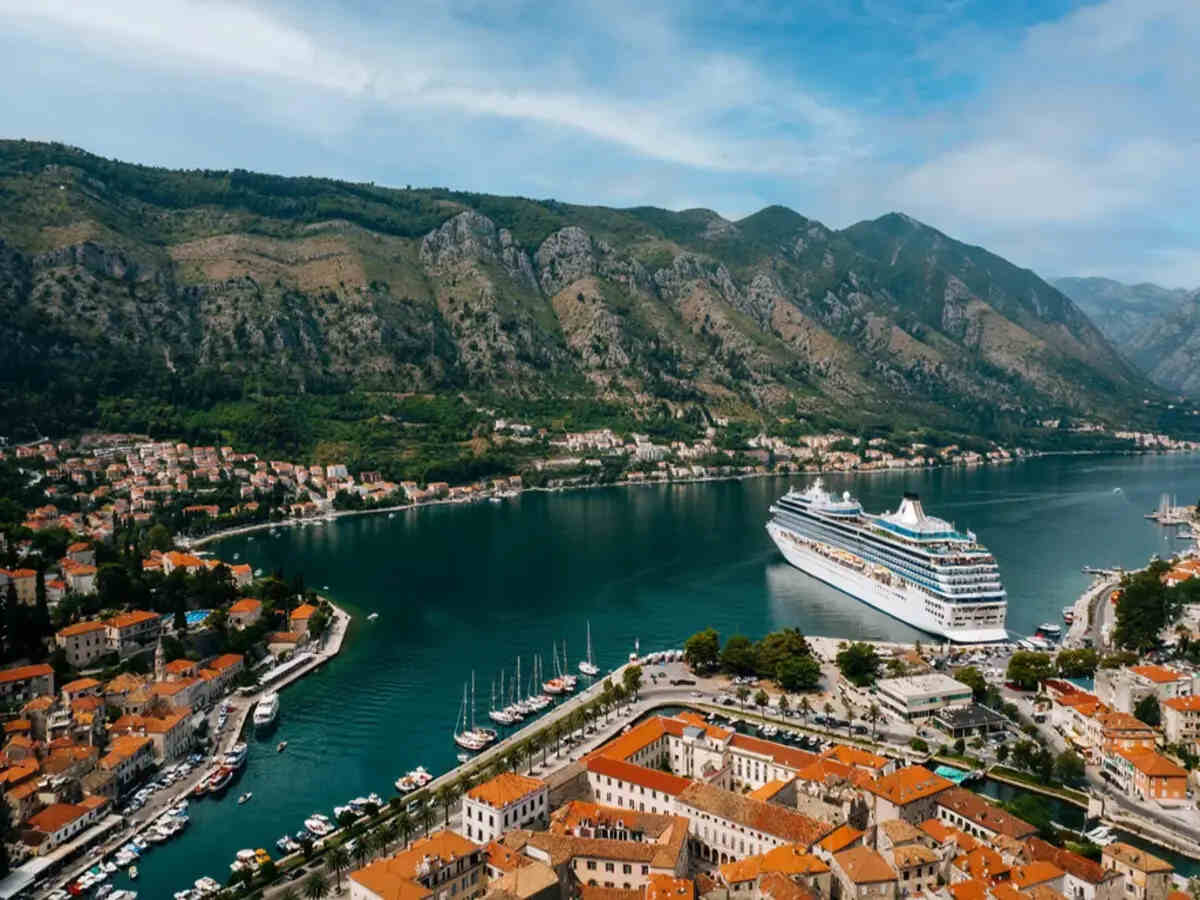 Montenegro’s Tourism on the Brink: Russian Travelers Consider Alternatives Amid Visa Talks