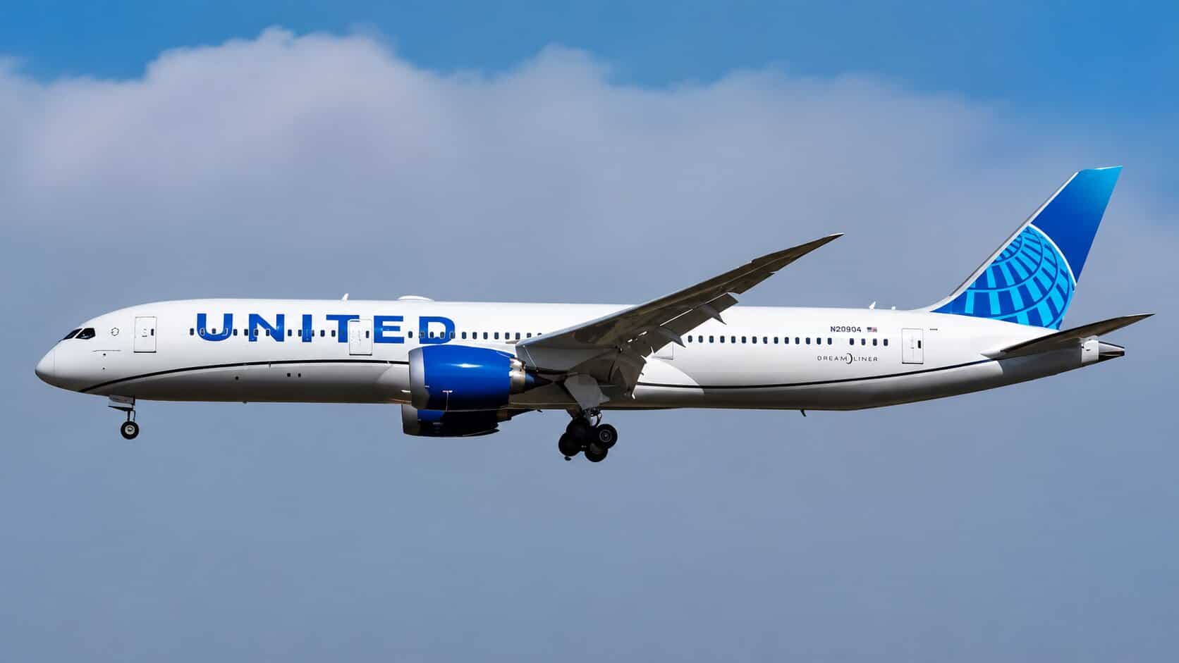 Mid-Air Drama: United Airlines Flight UAL2116 Makes Emergency Return to Washington Dulles